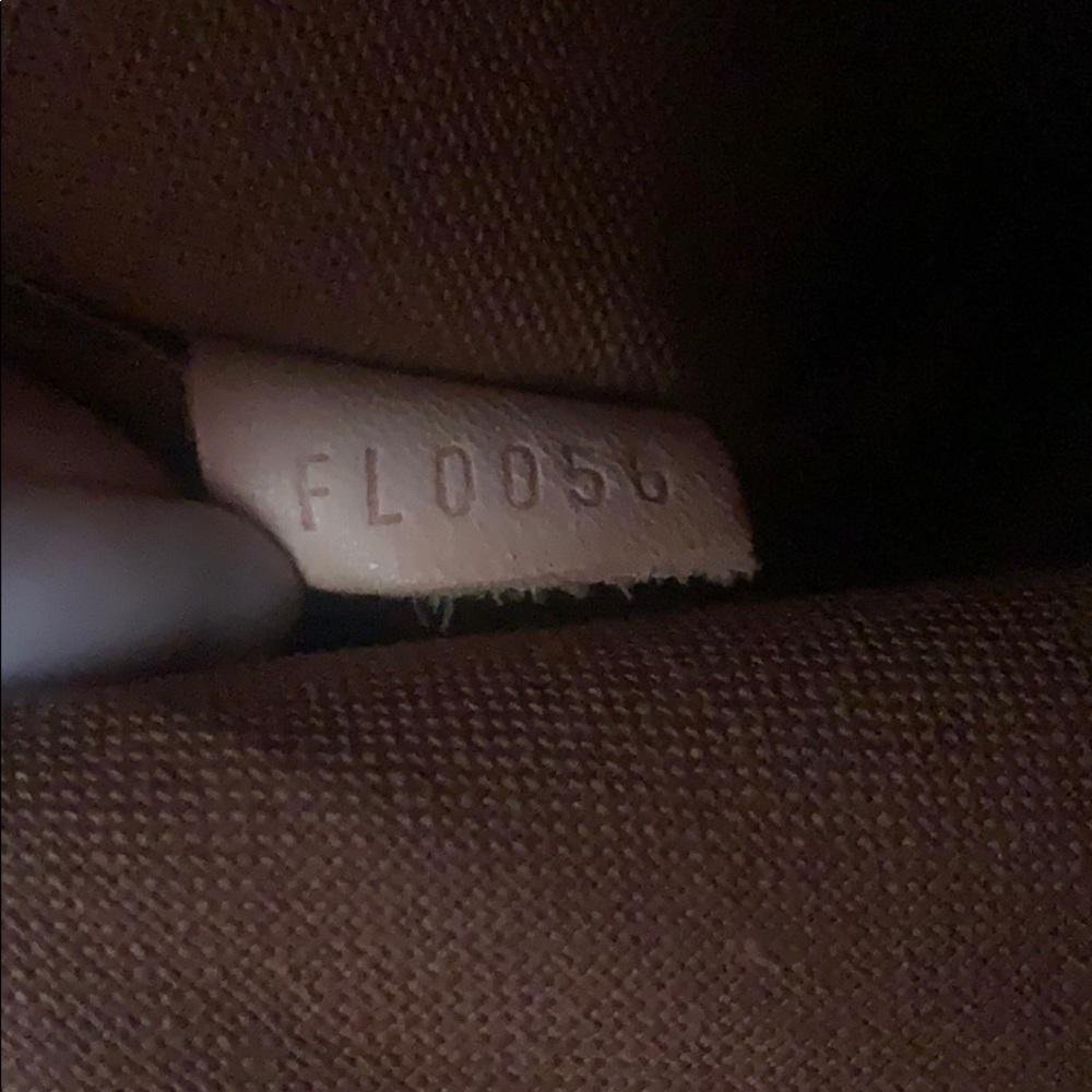 Louis Vuitton Lockit w/ Authentication tag - Picture 6 of 9